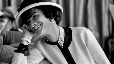 coco chanel bronceado|Coco Chanel fue, la primera mujer en poner de moda el bronceado.